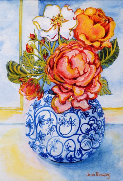 Rose di cottage, vaso rotondo blu e bianco da Joan Thewsey